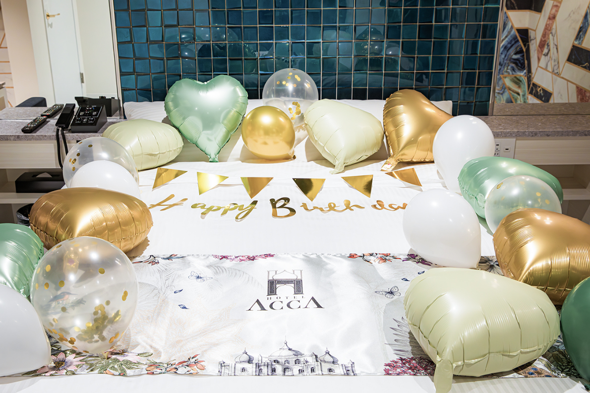 アニバーサリープランで客室を風船で飾り付け