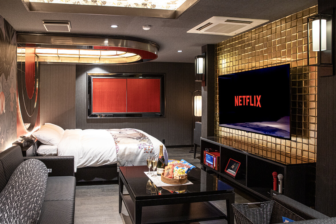 NETFLIXを見ながら客室で過ごす