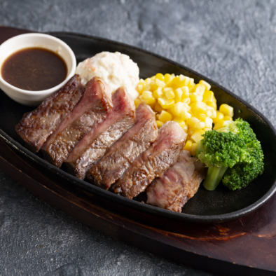 鉄板に乗ったステーキ