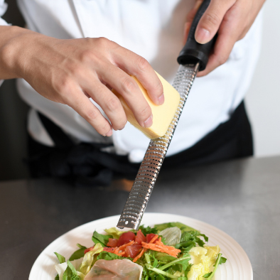 館内で料理人が調理する風景