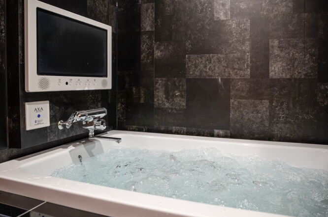 浴室テレビ・ジャグジー付きの浴室