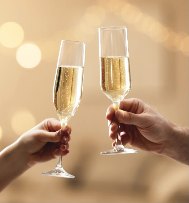 シャンパンを乾杯する手元