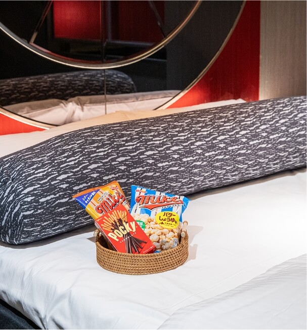 Yogiboとスナック菓子が置いてあるベッド